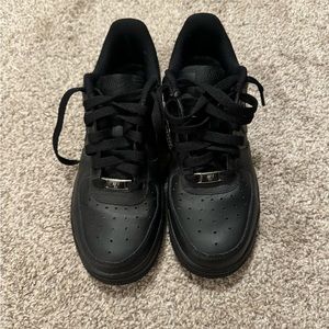 Black Air Force ones size 5.5 Youth or 7 in women’s. Like new.